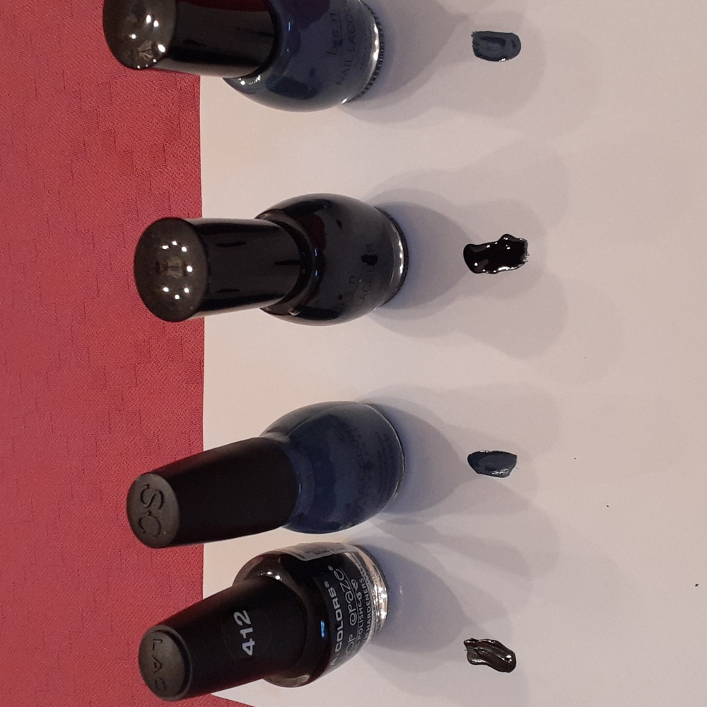 Nail polishes bundle of 4 bottles GUC